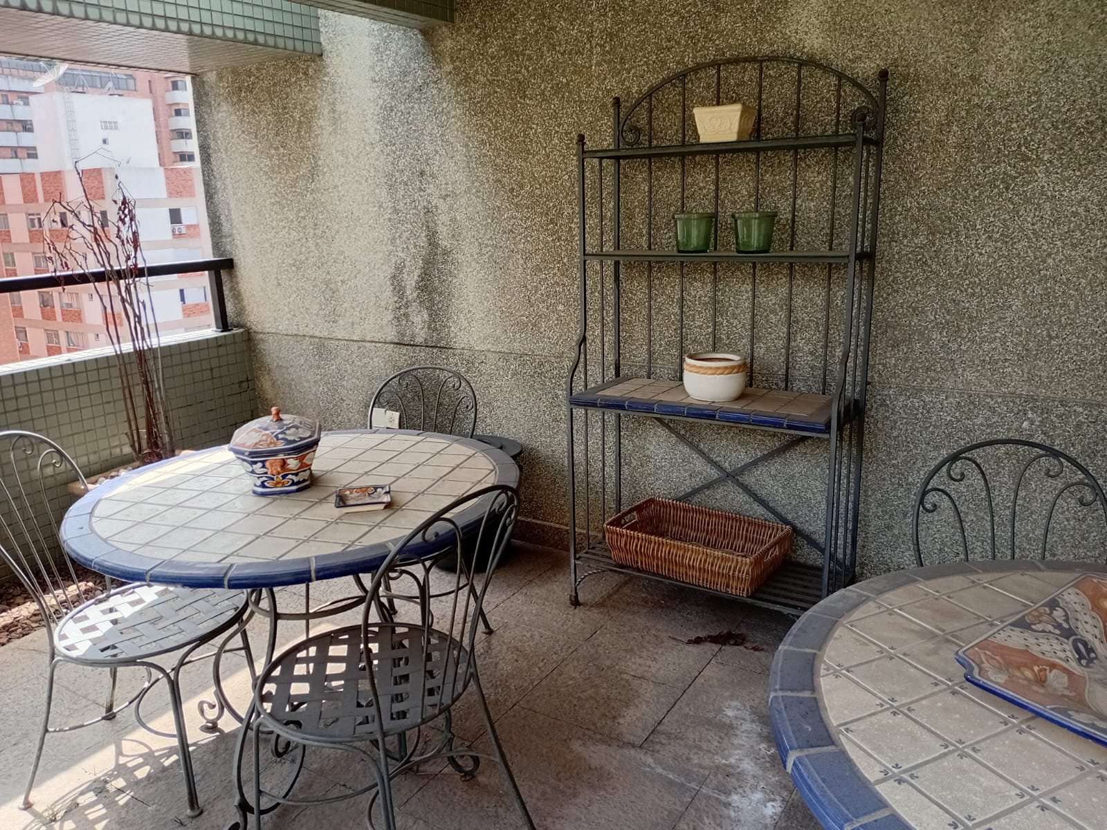Conjunto de Mesa e Estante de Ferro com Azulejos para Varanda